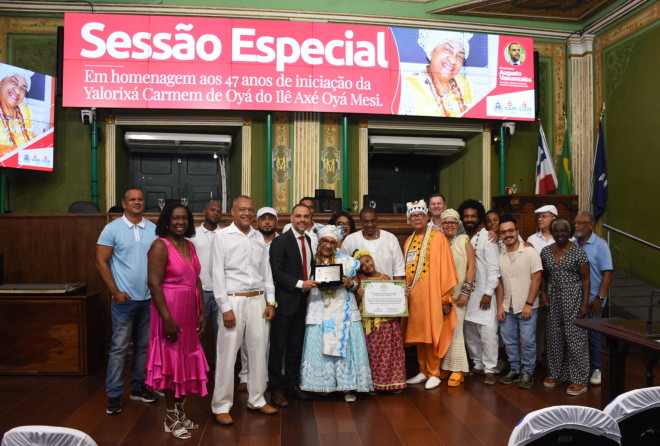 Câmara homenageia yalorixá Carmem de Oyá