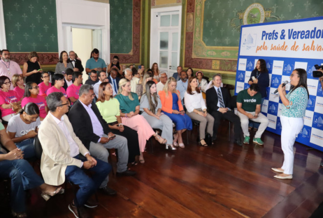 Ana Paula Matos faz balanço da gestão da Secretaria de Saúde durante reunião na Câmara