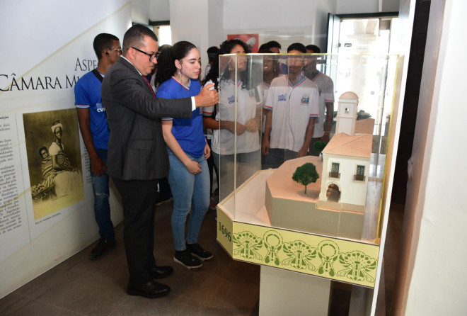 Memorial recebe visita de estudantes