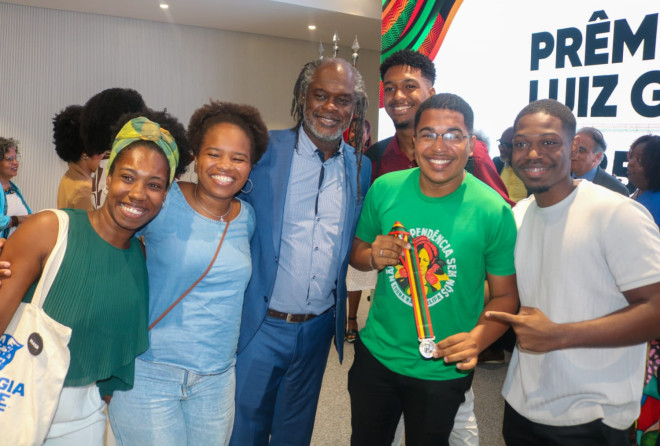Presidente de Honra do Instituto Steve Biko, Sílvio Humberto recebe do TJ/BA o Prêmio Luiz Gama