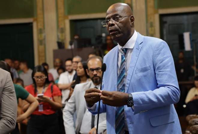 Hamilton Assis cobra pagamento do piso salarial nacional para professores de Salvador