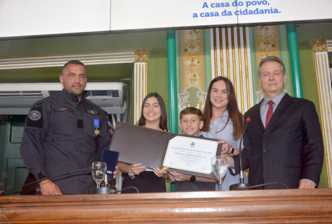 Douglas Pithon é condecorado com a Medalha Thomé de Souza