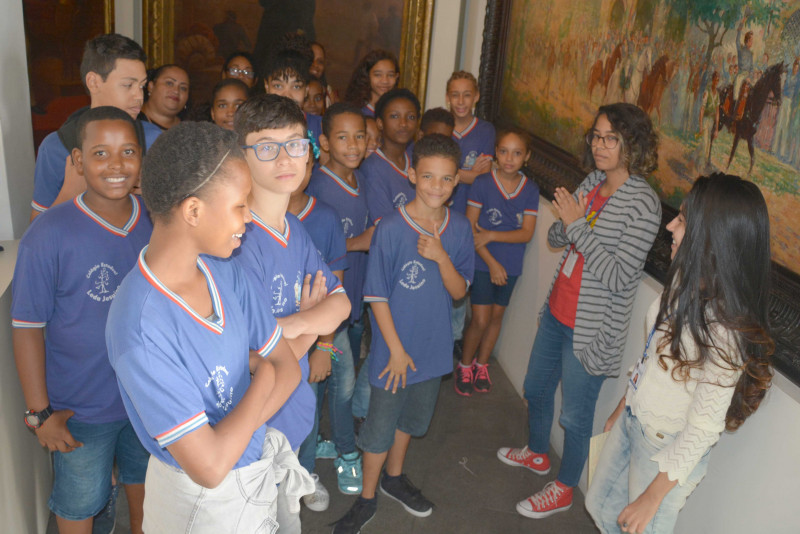 Alunos do Colégio Leda Jesuíno dos Santos conhecem o Memorial