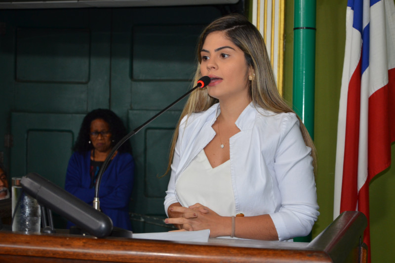 Marcelle comemora lançamento de edital para Hospital Veterinário