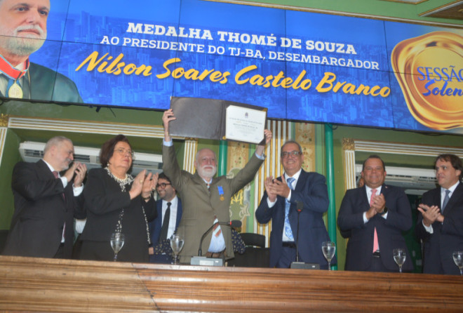 Desembargador Nilson Castelo Branco é agraciado com a Medalha Thomé de Souza