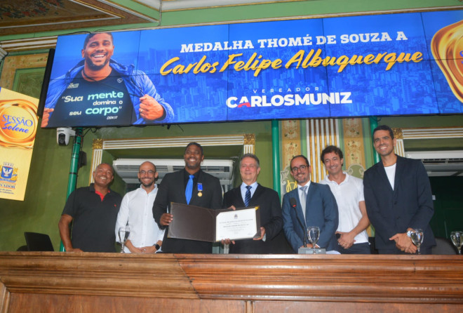 Carlos Felipe Albuquerque é agraciado com a Medalha Thomé de Souza