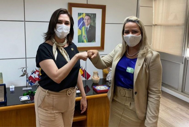 Comenda Maria Quitéria para Cristiane Britto