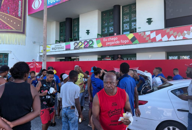 Gordinho da Favela distribui café da manhã para vendedores ambulantes no Carnaval