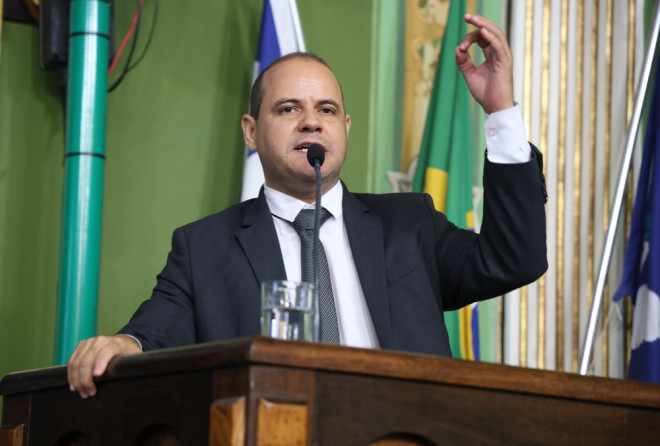 Randerson Leal participa de entrega de 101 ônibus escolares