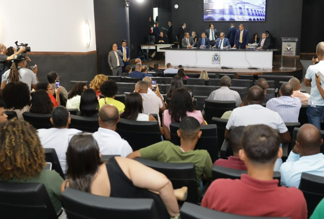Câmara de Salvador aprova projeto que reajusta salário dos professores