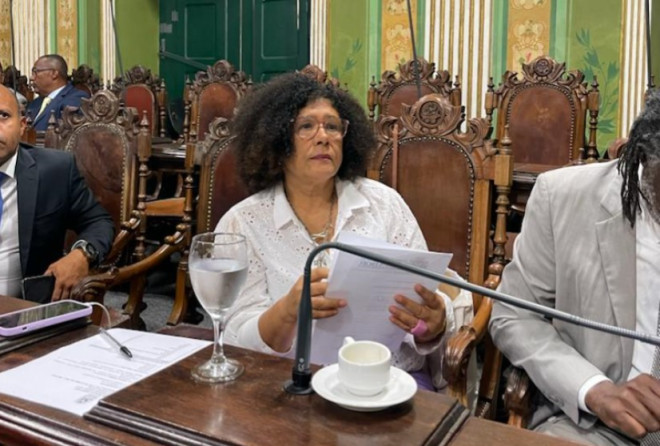 Marta Rodrigues critica leilão de terrenos de Salvador