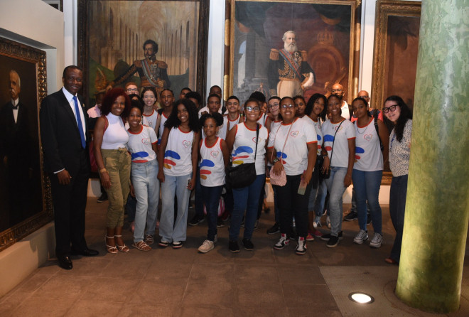 Júlio Santos acompanha visita de estudantes ao Memorial