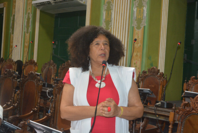 Marta Rodrigues propõe capelos para cabelos afro em formaturas