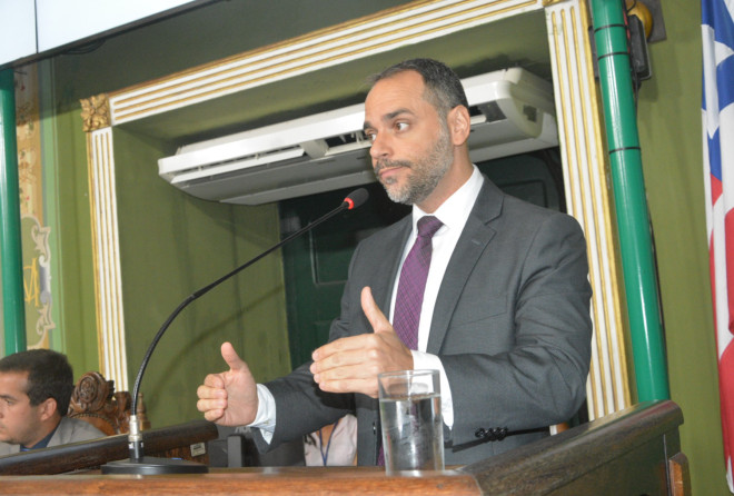Augusto propõe comercializar água mineral em latas de alumínio