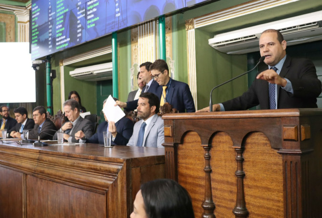 Sessão ordinária debate Faixa Azul para motos e PME
