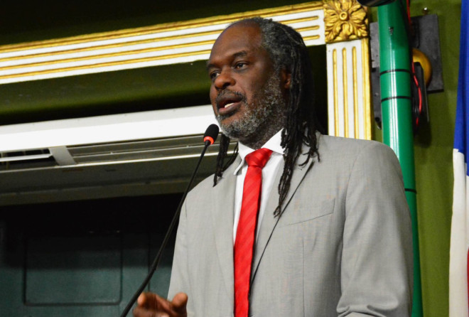 Sílvio desaprova proposta do prefeito para reforma de casas de alunos