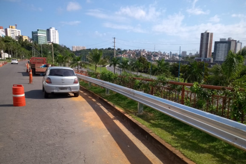 Instalado guard rail em frente a shopping