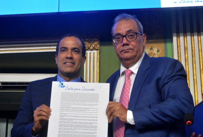 Carlos Muniz entrega Carta para Salvador a Bruno Reis