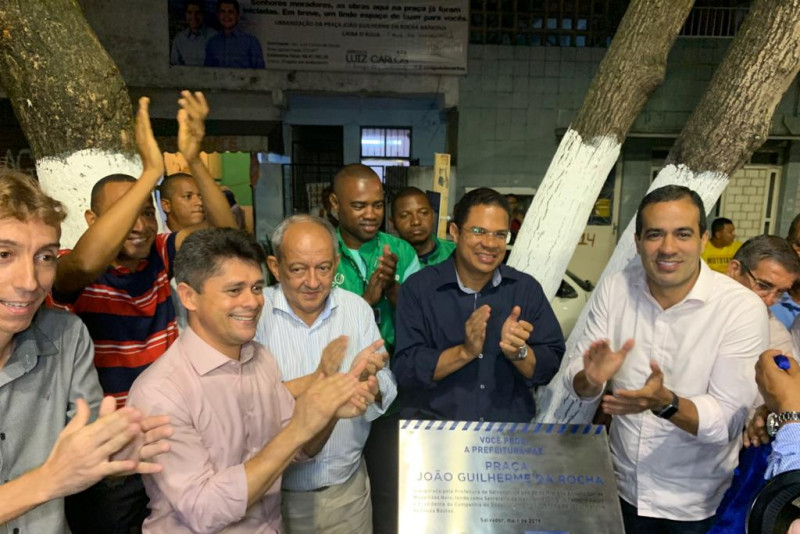 Luiz Carlos participa de inauguração de praça na Caixa D'água