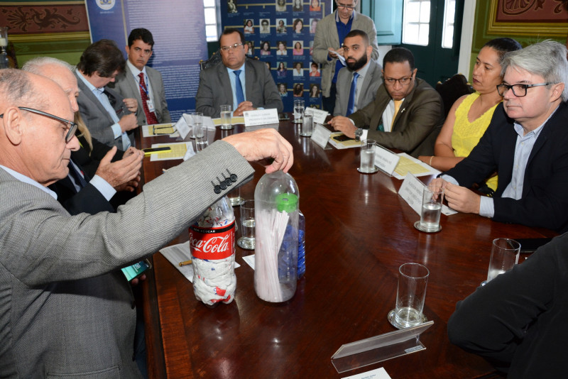 Reunião buscou acordo para votar projetos sobre sacos e canudos plásticos