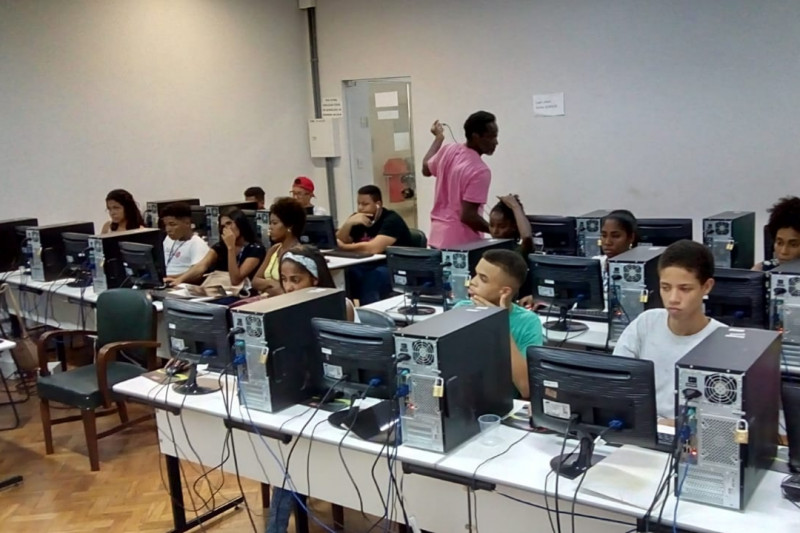 Estagiários de ensino médio da Câmara têm aula de informática básica