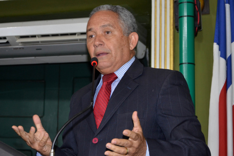 Téo Senna pede atenção da Embasa no Resgate