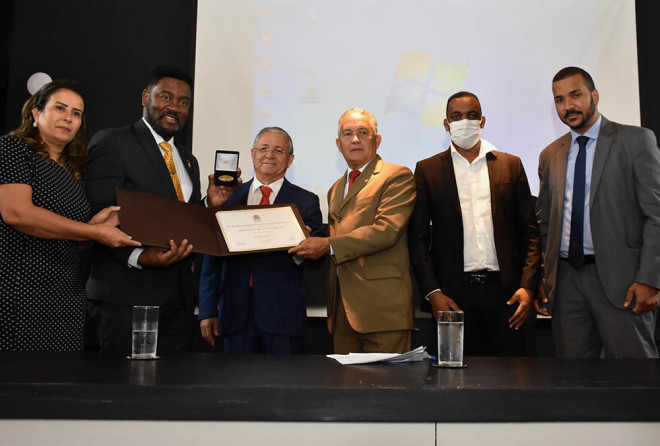 Paulo Roberto é homenageado com Medalha Zumbi dos Palmares