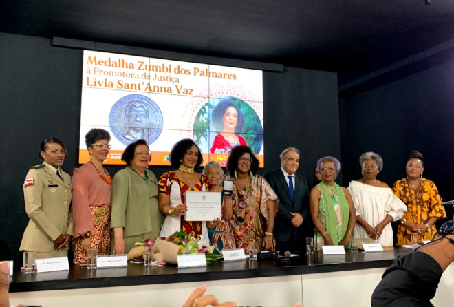 Medalha Zumbi dos Palmares é entregue à promotora Lívia Vaz