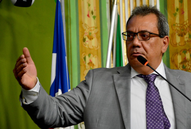 Carlos Muniz cobra resposta da Prefeitura sobre a MedVida