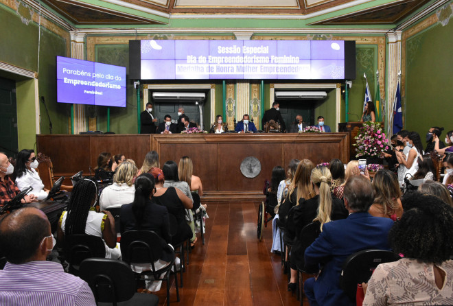 Vereadora Roberta Caires homenageia mulheres empreendedoras