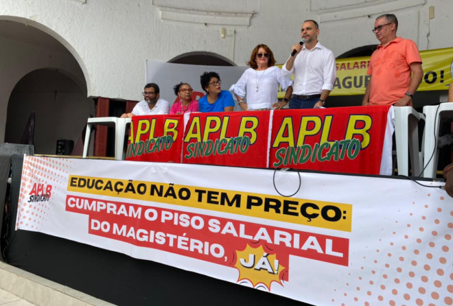 Vasconcelos critica salário abaixo do piso para os professores