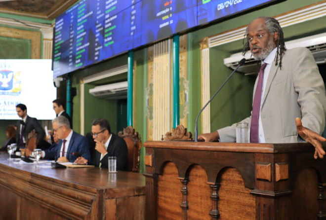 Sílvio Humberto reivindica intérpretes de Libras na Rede Municipal de Ensino