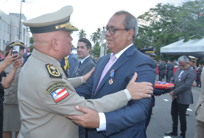 Carlos Muniz é agraciado com a Medalha do Mérito da Polícia Militar