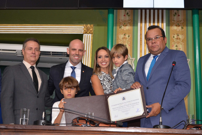 Luís Carneiro recebe cidadania soteropolitana em sessão na Câmara