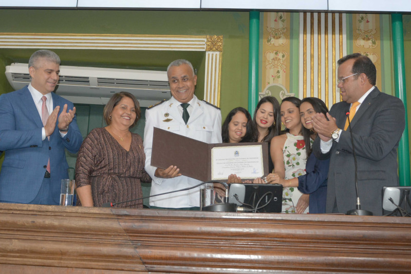 Comandante da PM recebe dupla homenagem da Câmara