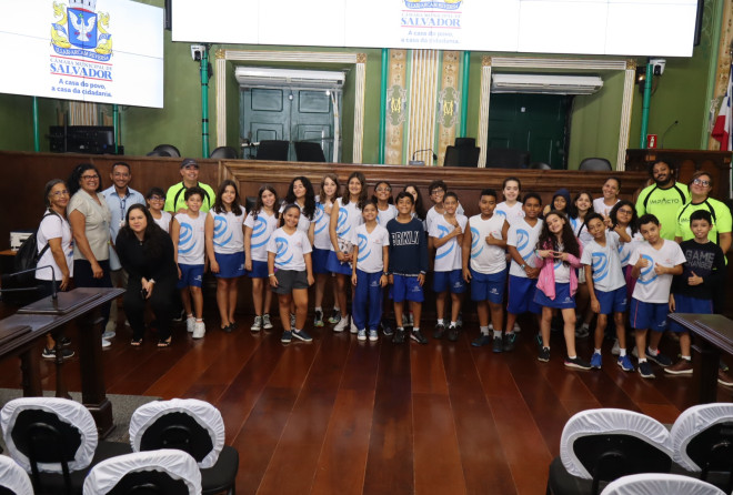 Alunos da Escola Criação fazem tour histórico pela Câmara