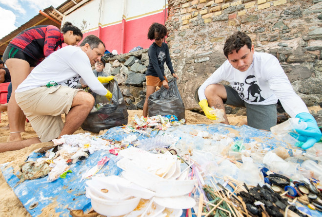 Ação voluntária promove coleta de lixo na praia de Stella Maris