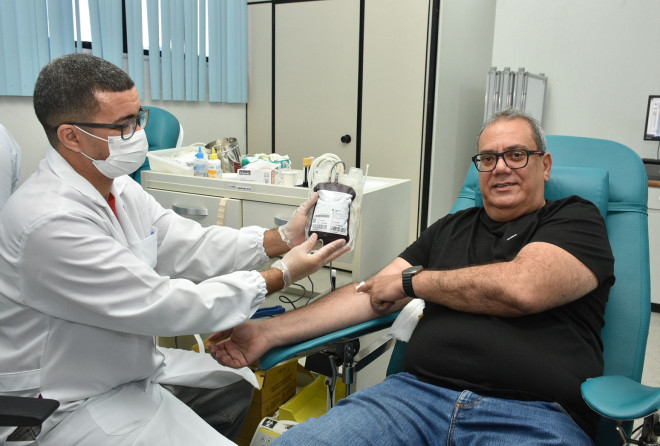 Carlos Muniz visita a Hemoba e estimula doação de sangue