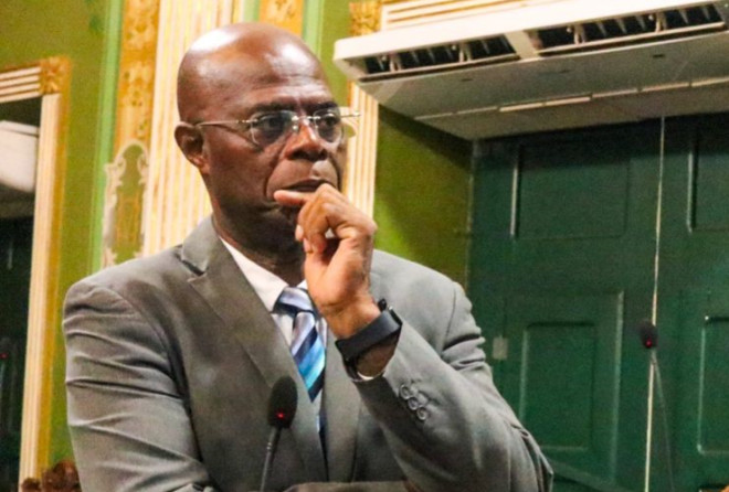 Hamilton Assis questiona contratação sem licitação da FGV 