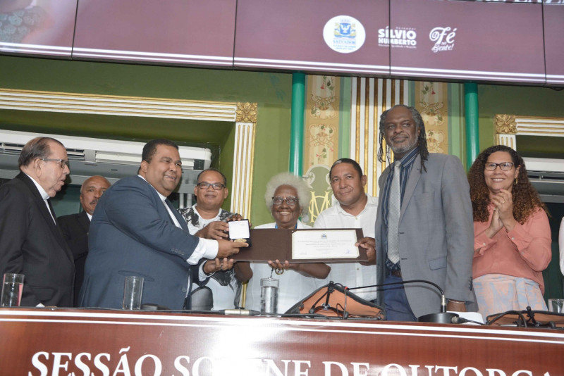 Padre Lázaro Muniz é homenageado com a Medalha Zumbi dos Palmares