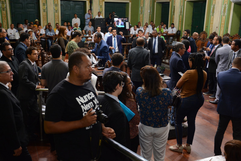 Vereadores fazem minuto de silêncio coletivo na Câmara