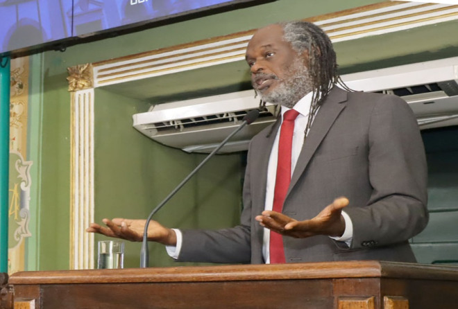 Sílvio Humberto propõe projeto que garante 30% da orla a empreendedores negros