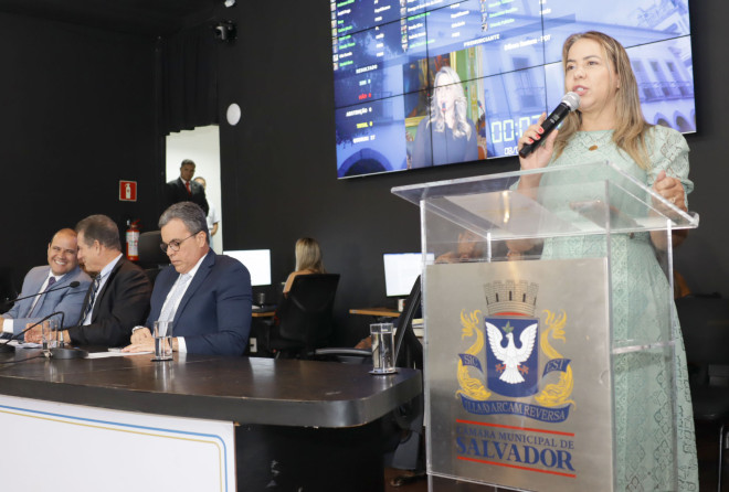 Débora Santana celebra sanção de PL que cria o Programa Municipal de Experiência Profissional Voluntária em Saúde