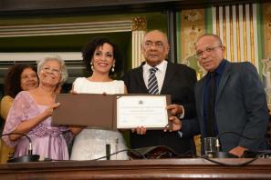 Promotora Lívia Vaz recebe Comenda Maria Quitéria