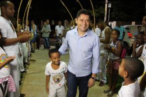 Vereador aplaude inauguração da Praça Mestre Bimba