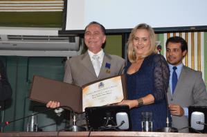 César Romero coroa 50 anos de carreira com Medalha Thomé de Souza