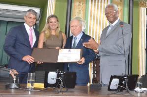 Vice-almirante Arnon Barbosa recebe Medalha Thomé de Souza