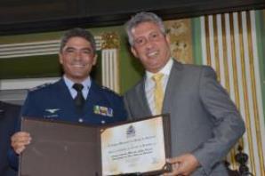 Comandante da Base Aérea recebe Título de Cidadão de Salvador